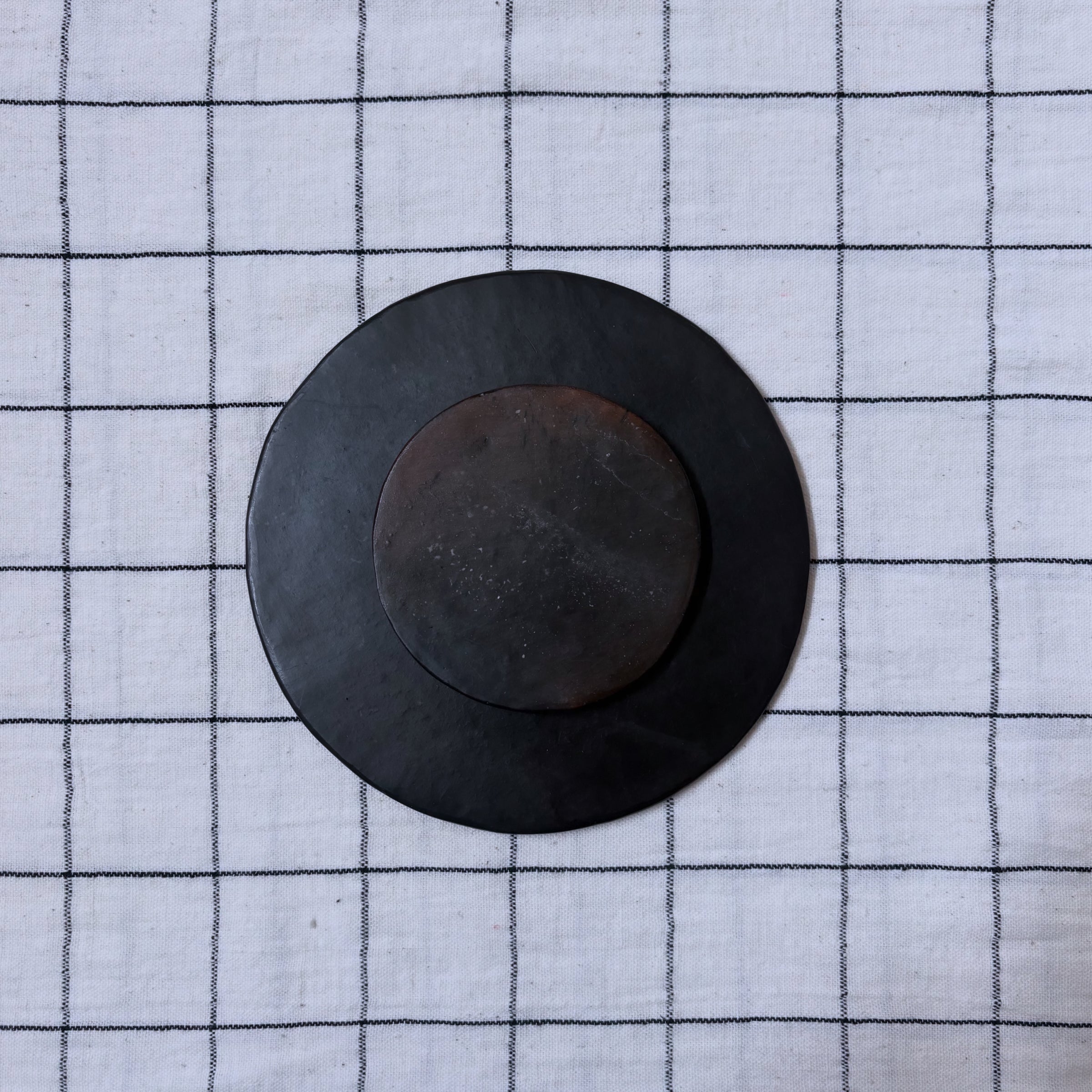 Suno&Morrison / Black Pottery Plate | Junge Blätter
